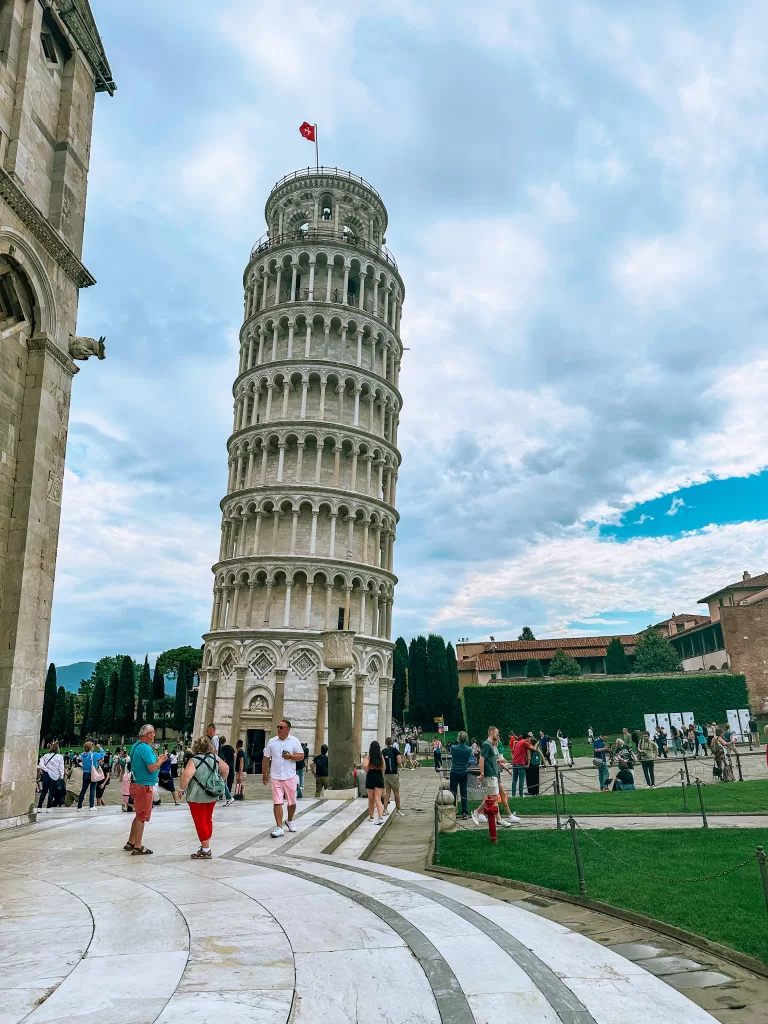 image of the leaning tower of pisa for day trips from Florence